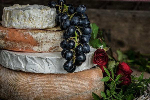 What features should you look for in a holiday rental in Somerset for attending cheese festivals?